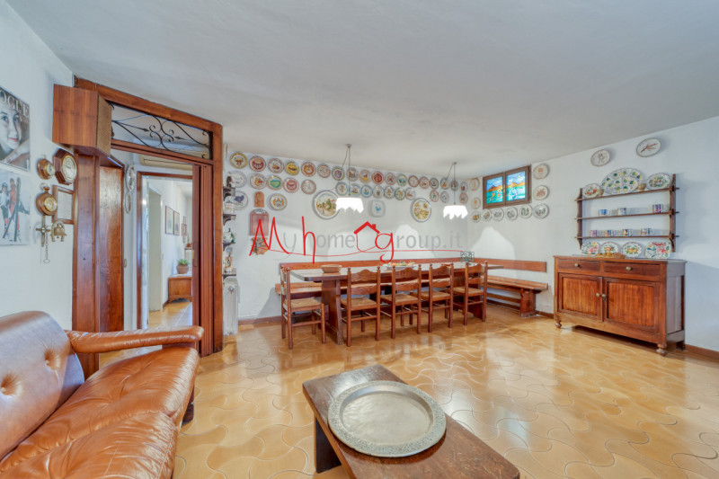 CHIESANUOVA: Villetta singola sviluppata su piano terra e primo dagli ambienti ampi e luminosi; s...