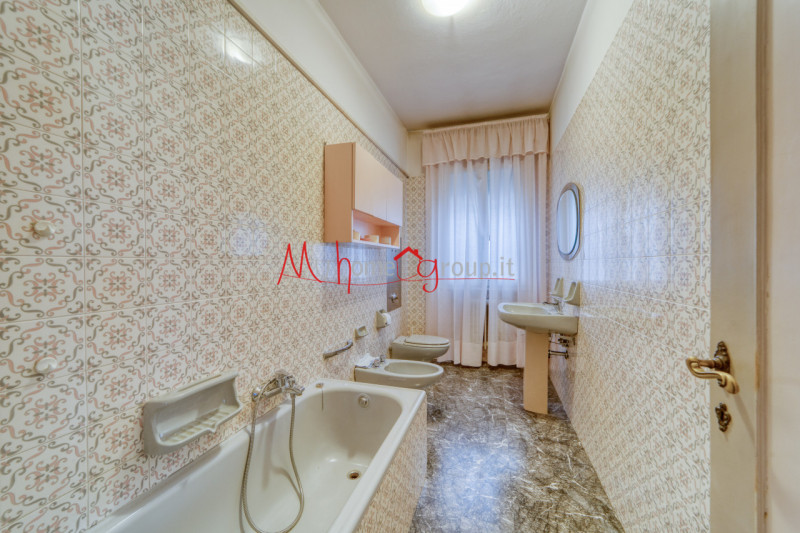 CHIESANUOVA: Villetta singola sviluppata su piano terra e primo dagli ambienti ampi e luminosi; s...