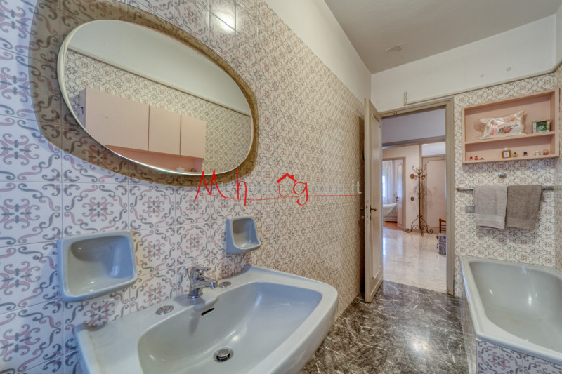 CHIESANUOVA: Villetta singola sviluppata su piano terra e primo dagli ambienti ampi e luminosi; s...