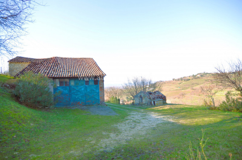In zona collinare riservata, proponiamo in vendita una casa di campagna con annesso.

L'immobile ...