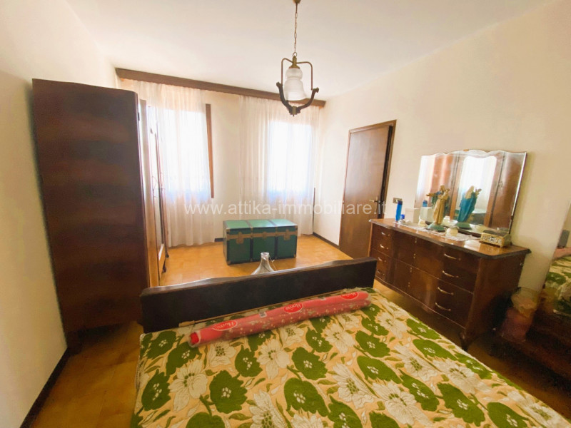 In zona collinare riservata, proponiamo in vendita una casa di campagna con annesso.

L'immobile ...