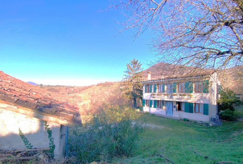 In zona collinare riservata, proponiamo in vendita una casa di campagna con annesso.

L'immobile ...