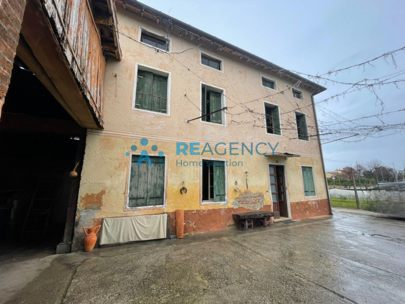 Nel cuore verde di Dueville, proponiamo in vendita una rara opportunità: casa singola immersa nel...