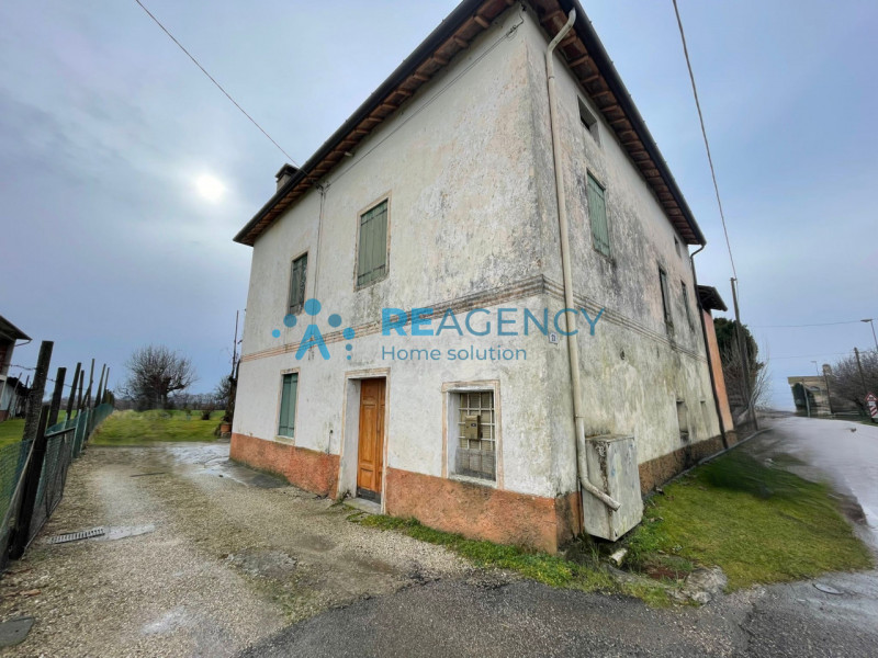 Nel cuore verde di Dueville, proponiamo in vendita una rara opportunità: casa singola immersa nel...