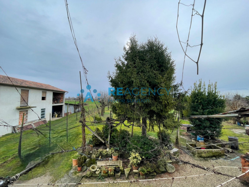 Nel cuore verde di Dueville, proponiamo in vendita una rara opportunità: casa singola immersa nel...