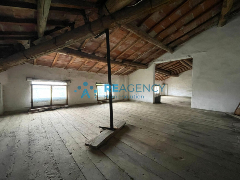 Nel cuore verde di Dueville, proponiamo in vendita una rara opportunità: casa singola immersa nel...