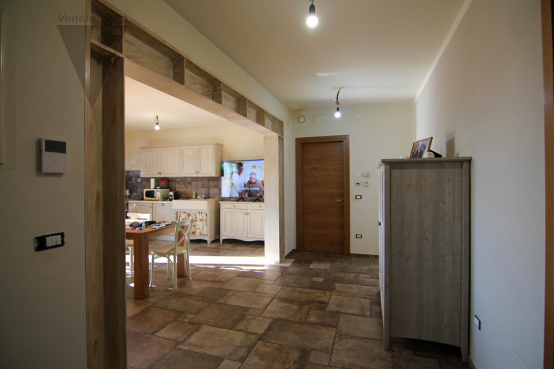 A Correzzola proponiamo in vendita un appartamento al piano terra inserito in una casa singola bi...