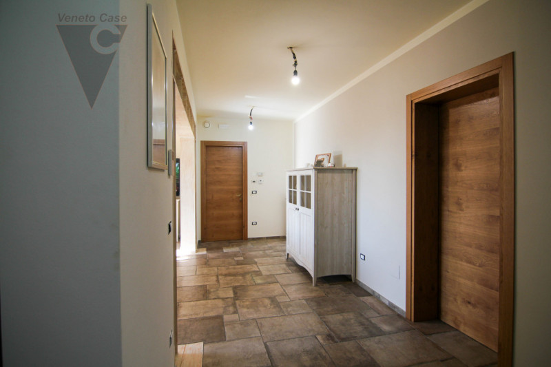 A Correzzola proponiamo in vendita un appartamento al piano terra inserito in una casa singola bi...