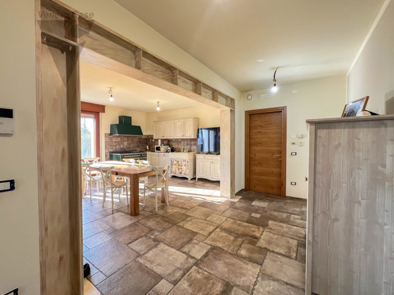 A Correzzola proponiamo in vendita un appartamento al piano terra inserito in una casa singola bi...