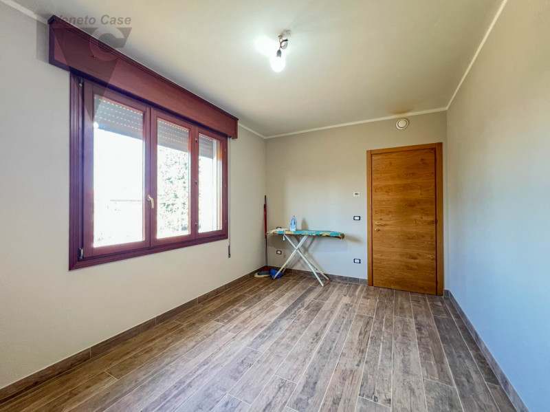 A Correzzola proponiamo in vendita un appartamento al piano terra inserito in una casa singola bi...