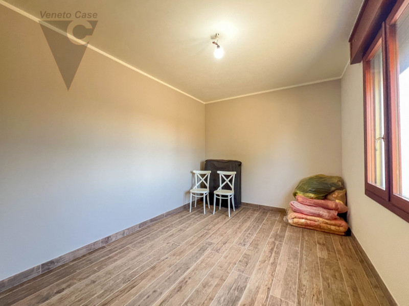 A Correzzola proponiamo in vendita un appartamento al piano terra inserito in una casa singola bi...