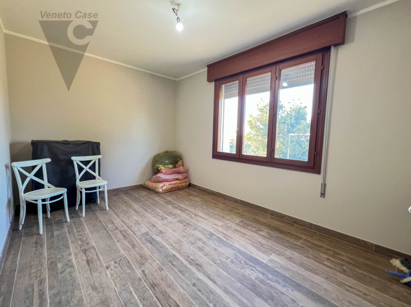 A Correzzola proponiamo in vendita un appartamento al piano terra inserito in una casa singola bi...