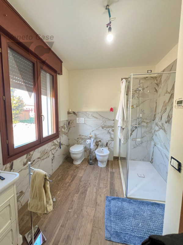 A Correzzola proponiamo in vendita un appartamento al piano terra inserito in una casa singola bi...