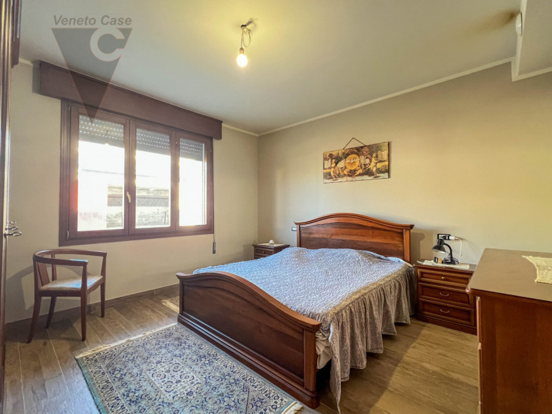 A Correzzola proponiamo in vendita un appartamento al piano terra inserito in una casa singola bi...