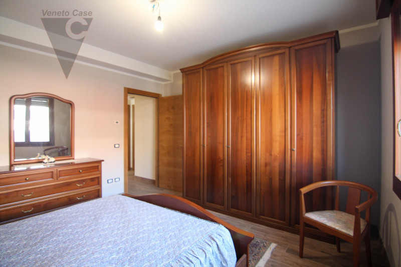 A Correzzola proponiamo in vendita un appartamento al piano terra inserito in una casa singola bi...