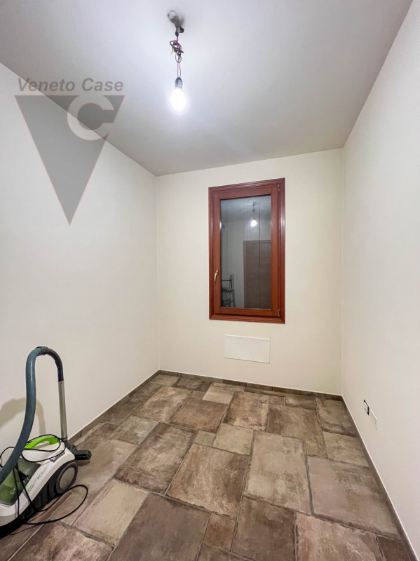 A Correzzola proponiamo in vendita un appartamento al piano terra inserito in una casa singola bi...