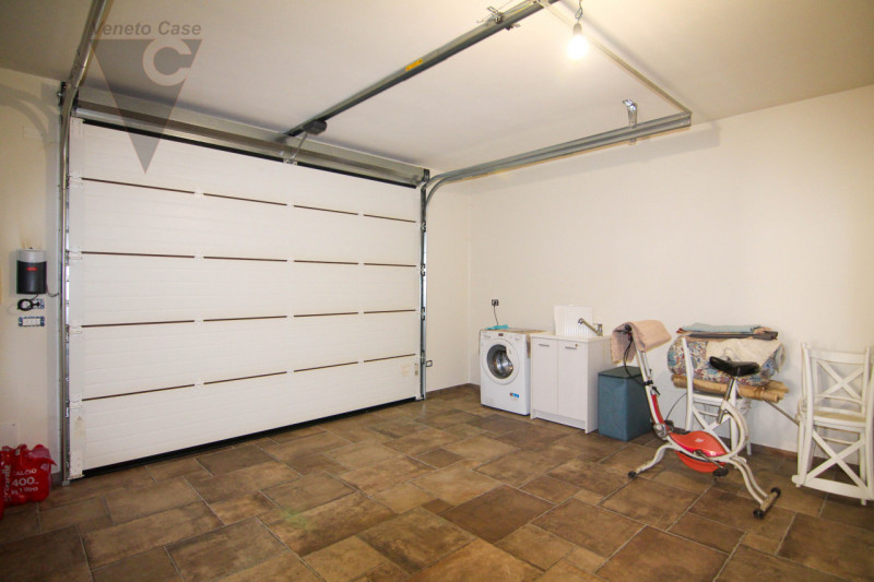 A Correzzola proponiamo in vendita un appartamento al piano terra inserito in una casa singola bi...