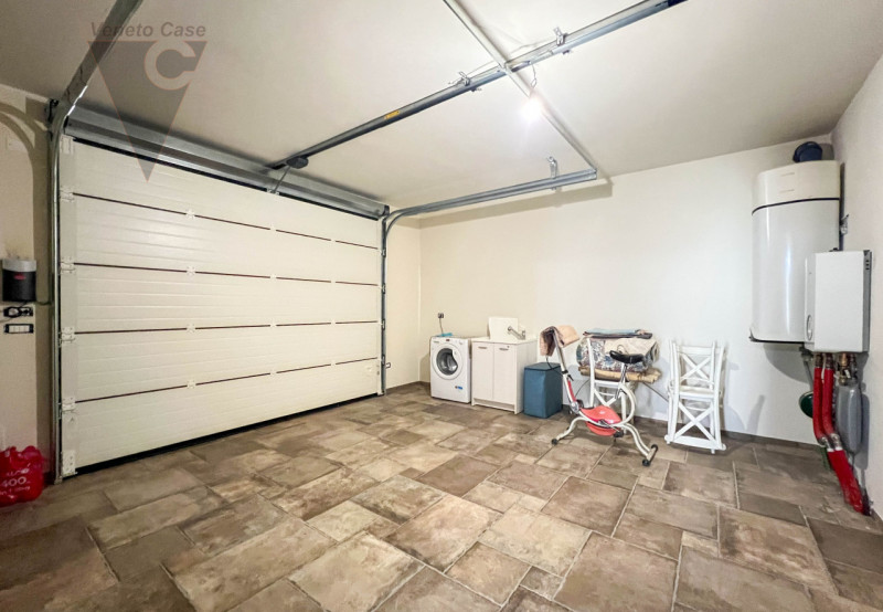 A Correzzola proponiamo in vendita un appartamento al piano terra inserito in una casa singola bi...