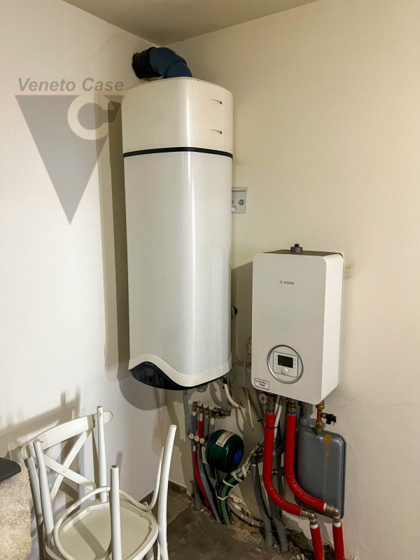 A Correzzola proponiamo in vendita un appartamento al piano terra inserito in una casa singola bi...