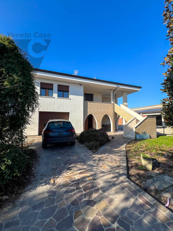 A Correzzola proponiamo in vendita un appartamento al piano terra inserito in una casa singola bi...