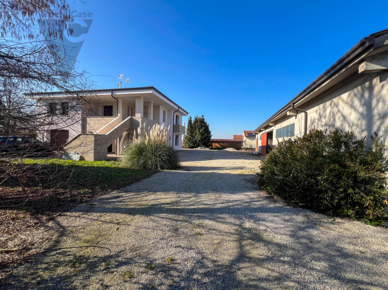A Correzzola proponiamo in vendita un appartamento al piano terra inserito in una casa singola bi...