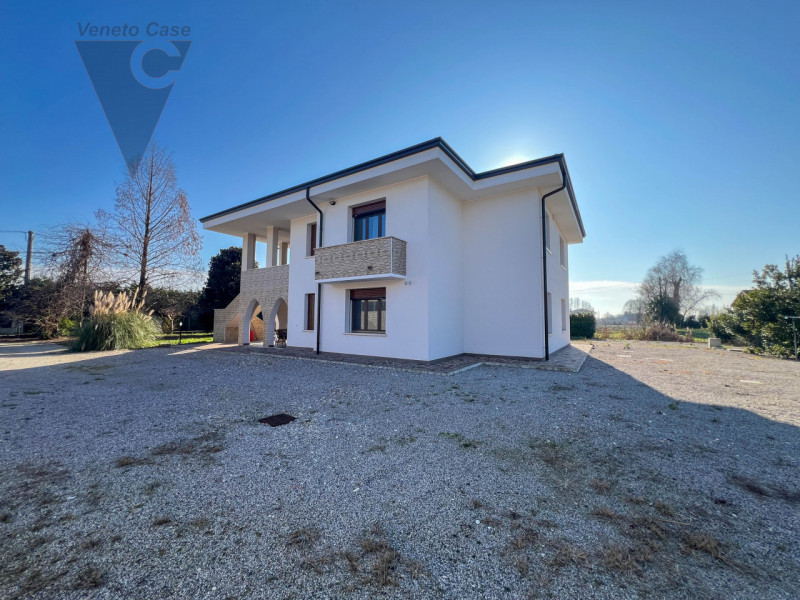 A Correzzola proponiamo in vendita un appartamento al piano terra inserito in una casa singola bi...