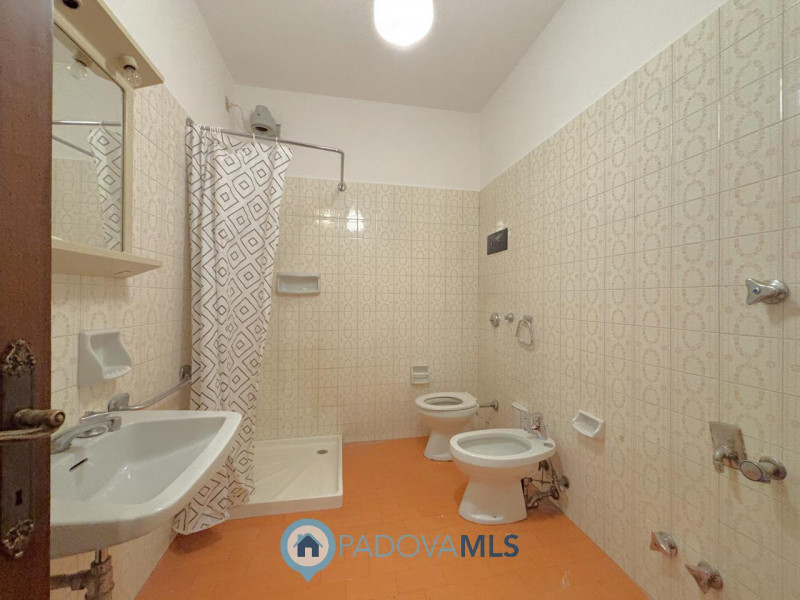 Immobile in esclusiva al Gruppo Padova MLS

In bella posizione residenziale, proponiamo appartame...