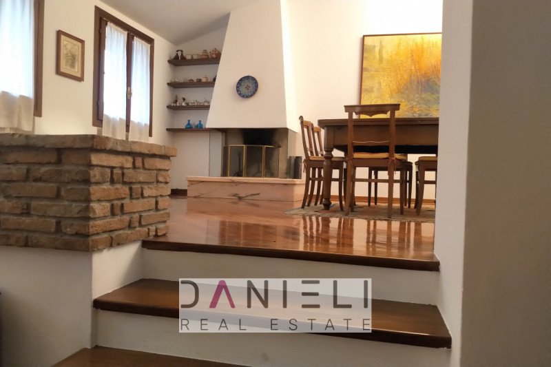 Montecchio Maggiore: nel cuore del centro storico disponiamo di attico con ingresso totalmente in...