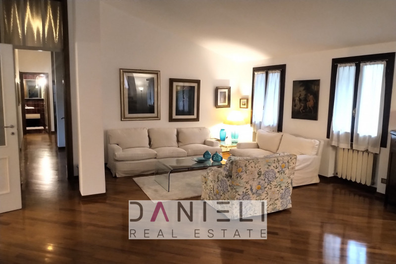 Montecchio Maggiore: nel cuore del centro storico disponiamo di attico con ingresso totalmente in...