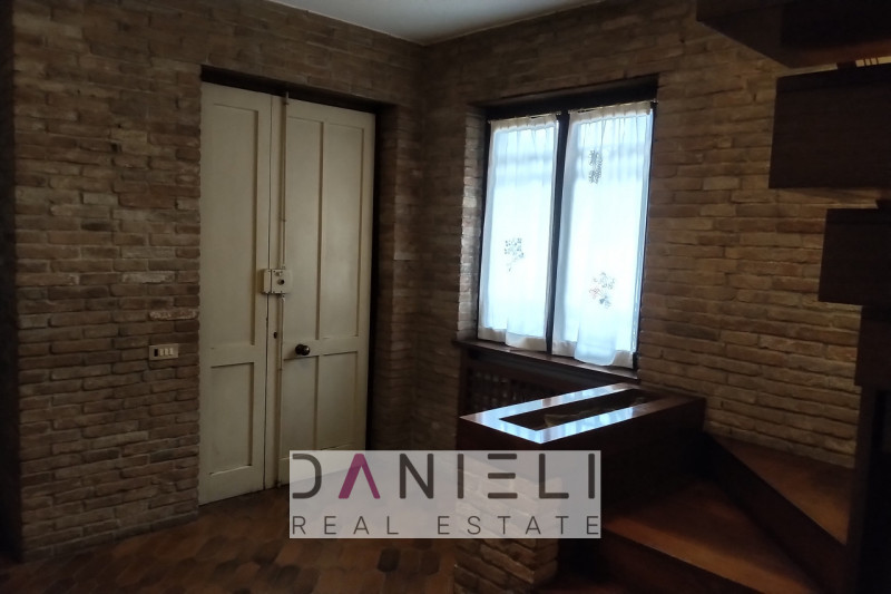 Montecchio Maggiore: nel cuore del centro storico disponiamo di attico con ingresso totalmente in...