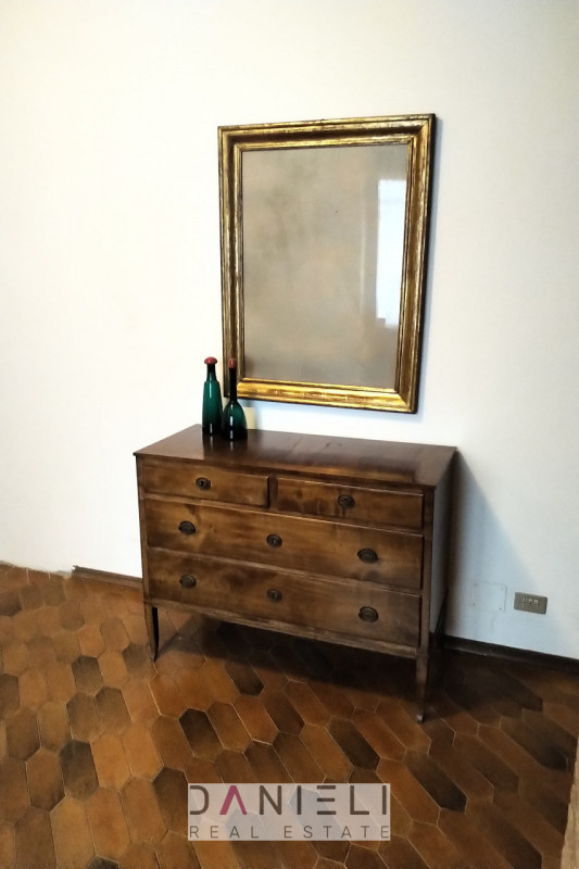 Montecchio Maggiore: nel cuore del centro storico disponiamo di attico con ingresso totalmente in...