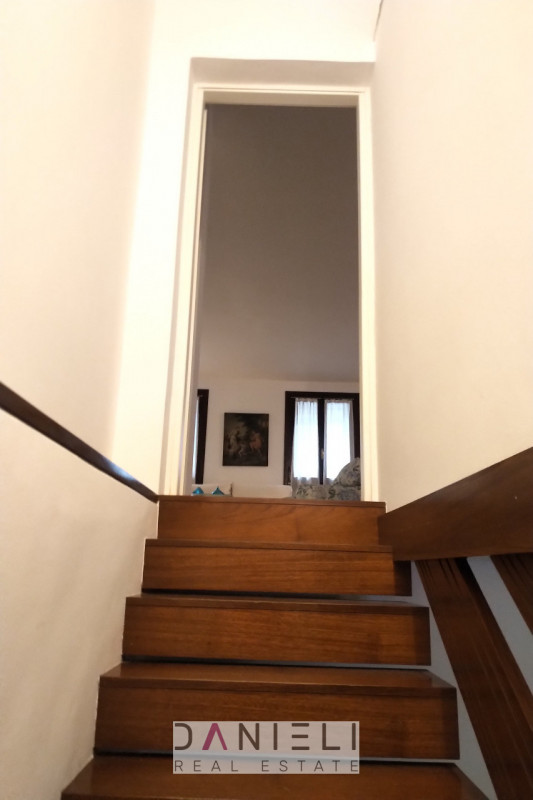 Montecchio Maggiore: nel cuore del centro storico disponiamo di attico con ingresso totalmente in...