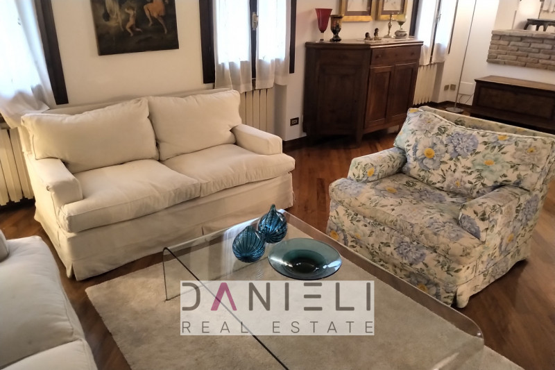 Montecchio Maggiore: nel cuore del centro storico disponiamo di attico con ingresso totalmente in...