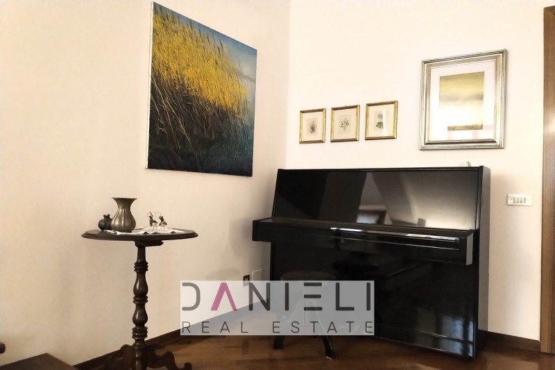 Montecchio Maggiore: nel cuore del centro storico disponiamo di attico con ingresso totalmente in...