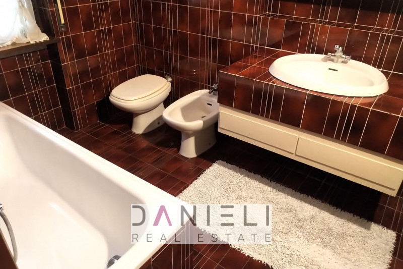 Montecchio Maggiore: nel cuore del centro storico disponiamo di attico con ingresso totalmente in...