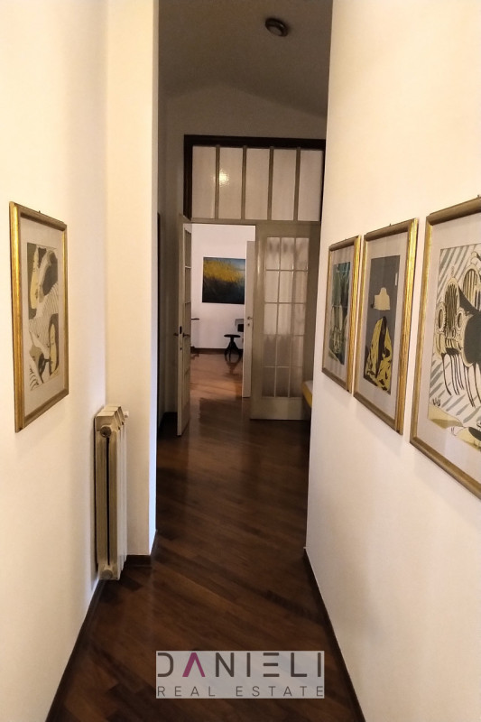 Montecchio Maggiore: nel cuore del centro storico disponiamo di attico con ingresso totalmente in...