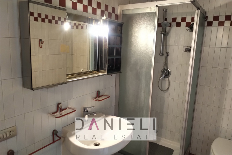 Montecchio Maggiore: nel cuore del centro storico disponiamo di attico con ingresso totalmente in...