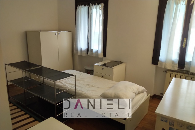 Montecchio Maggiore: nel cuore del centro storico disponiamo di attico con ingresso totalmente in...