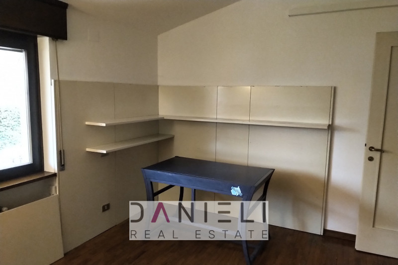 Montecchio Maggiore: nel cuore del centro storico disponiamo di attico con ingresso totalmente in...