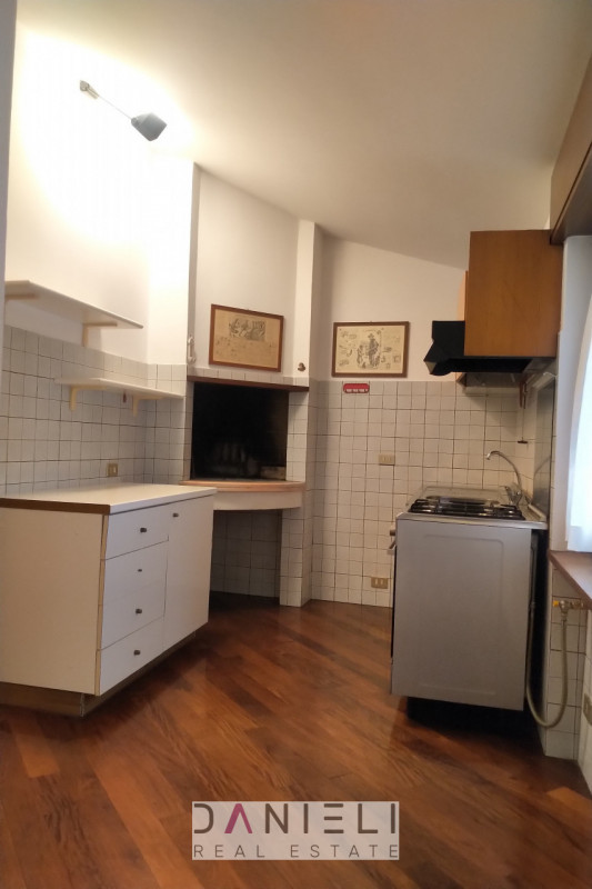 Montecchio Maggiore: nel cuore del centro storico disponiamo di attico con ingresso totalmente in...