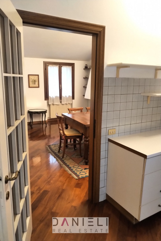 Montecchio Maggiore: nel cuore del centro storico disponiamo di attico con ingresso totalmente in...