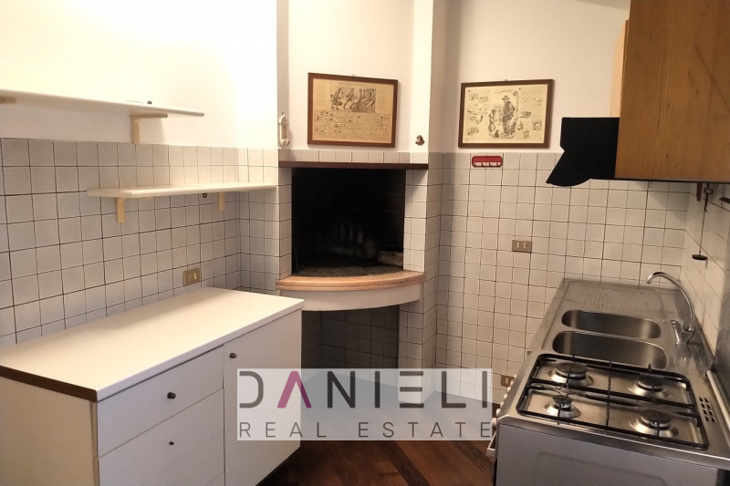 Montecchio Maggiore: nel cuore del centro storico disponiamo di attico con ingresso totalmente in...