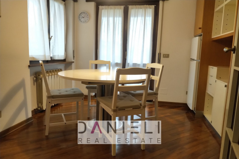 Montecchio Maggiore: nel cuore del centro storico disponiamo di attico con ingresso totalmente in...