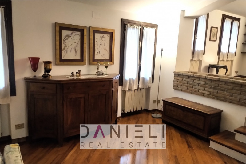 Montecchio Maggiore: nel cuore del centro storico disponiamo di attico con ingresso totalmente in...