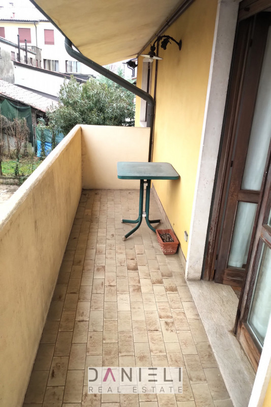 Montecchio Maggiore: nel cuore del centro storico disponiamo di attico con ingresso totalmente in...