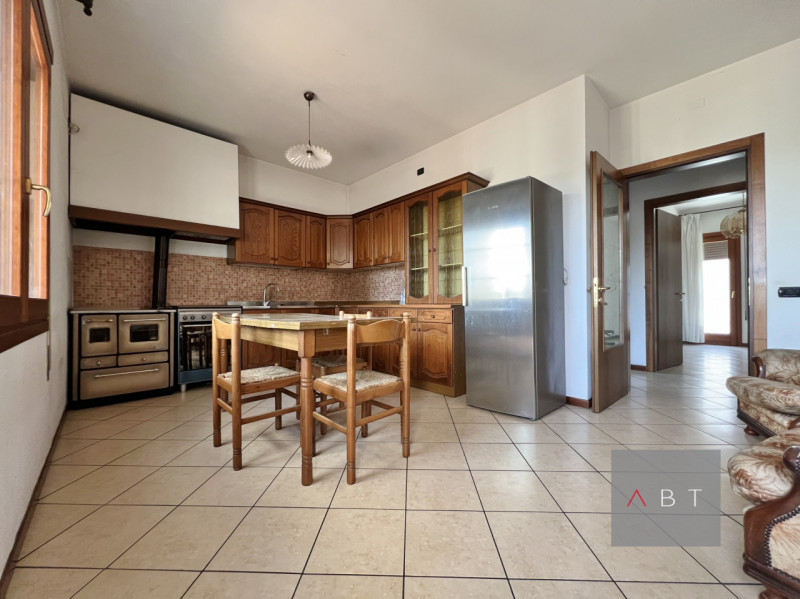 Appartamento al piano primo, ristrutturato completamente nel 2003 e composto di: ingresso, soggio...