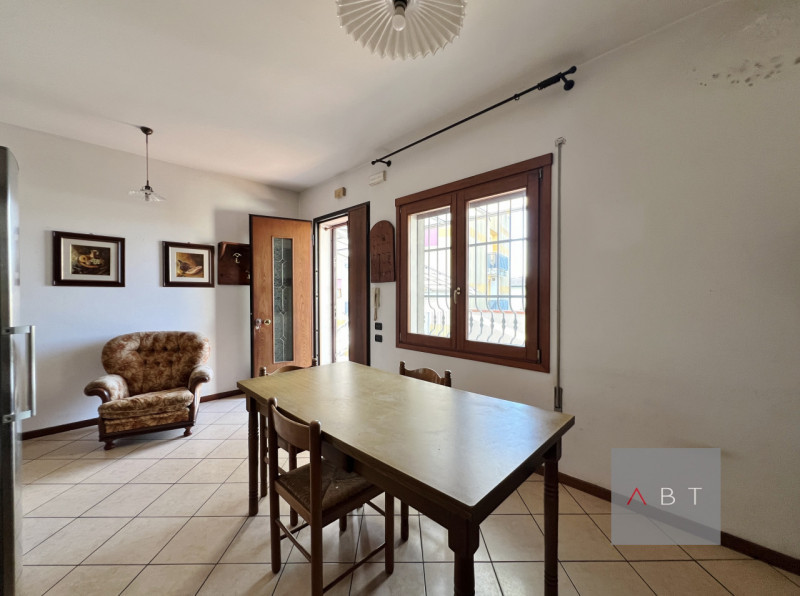 Appartamento al piano primo, ristrutturato completamente nel 2003 e composto di: ingresso, soggio...