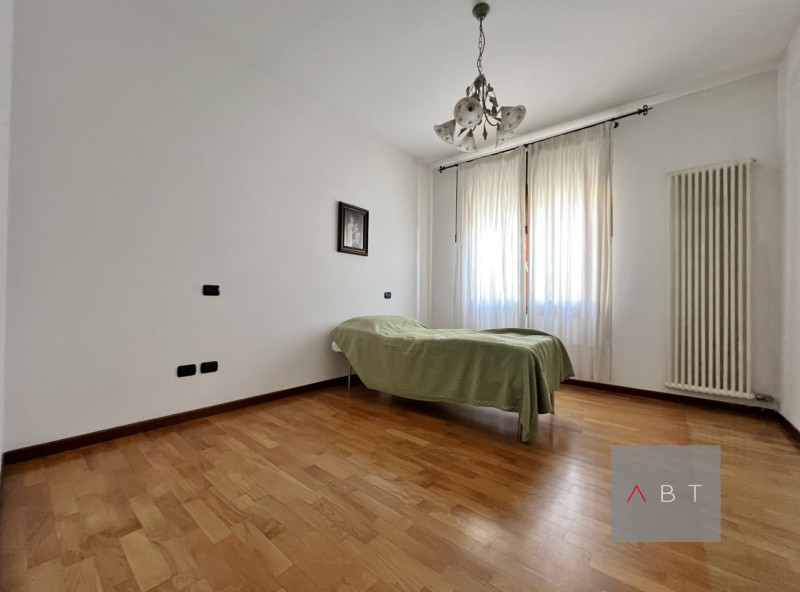 Appartamento al piano primo, ristrutturato completamente nel 2003 e composto di: ingresso, soggio...