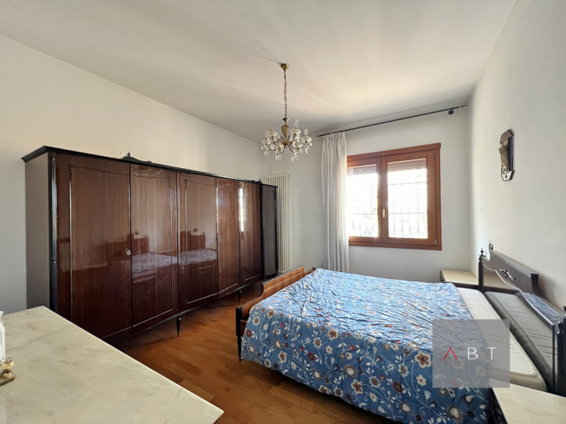 Appartamento al piano primo, ristrutturato completamente nel 2003 e composto di: ingresso, soggio...