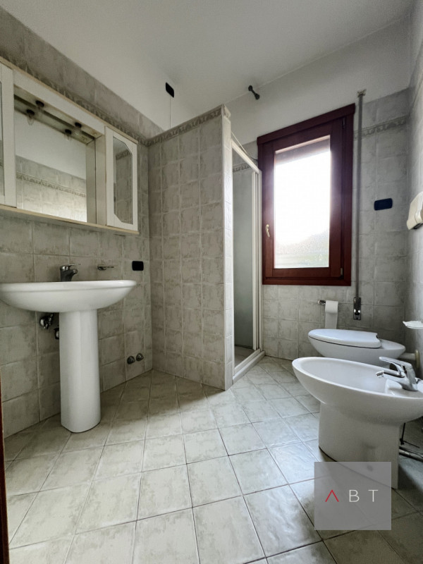 Appartamento al piano primo, ristrutturato completamente nel 2003 e composto di: ingresso, soggio...